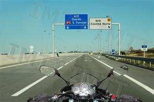 Em auto-estrada, os condutores de motociclos devem conferir particular atenção à observação periódica dos espelhos retrovisores.