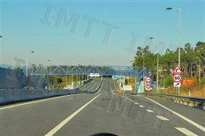 A via de abrandamento destina-se a permitir que os veículos: