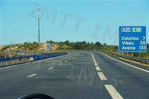 O sinal vertical de fundo azul dá indicação aos condutores que vão passar a circular na auto-estrada A25.