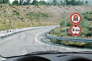 A que veículos se destinam as proibições constantes dos sinais?