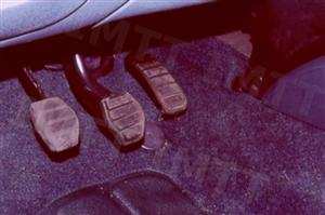 Quando o condutor pisa o pedal da embraiagem: