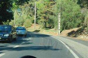 Em vias congestionadas devo facilitar a passagem aos veículos que circulam em missão urgente de socorro ocupando, se necessário, a berma.