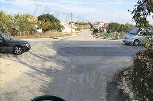 Atendendo a que nenhum dos veículos que se encontra neste cruzamento pretende mudar de direcção, qual o veículo que passa em primeiro lugar?