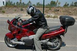 A principal vantagem de se olear a corrente de um motociclo é: