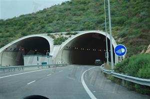 Ao entrar neste túnel devo utilizar: