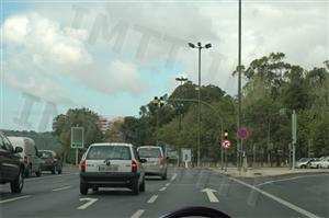 A luz amarela intermitente do semáforo da esquerda pode condicionar a minha circulação?