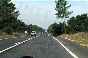 A marca longitudinal que separa os dois sentidos de trânsito indica-me que: