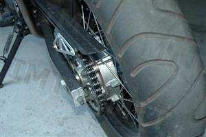 Na condução de um motociclo, as características dos pneus influenciam directamente as condições de segurança activa.