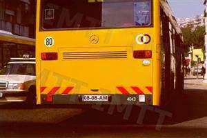 Os painéis retroreflectores servem para sinalizar os automóveis ou conjunto de veículos: