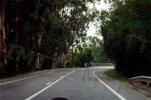 Pretendo inverter o sentido de marcha. Posso efectuar a manobra neste local?