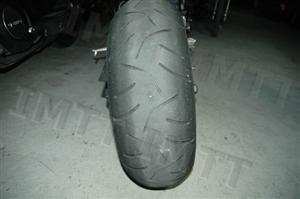 O utilizador de um motociclo deve saber que os pneus devem ser substituídos: