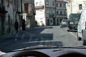 Neste local, posso estacionar na via de trânsito?