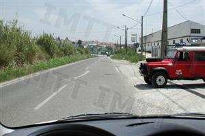 Um veículo que sai de um caminho particular, tem o dever de ceder a passagem?