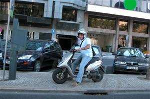 Os veículos de duas rodas podem, tal como este veículo, transitar em cima do passeio?