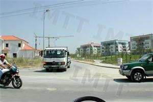 O veículo pesado muda de direcção à direita, qual a ordem correcta de passagem, seguindo os outros veículos em frente?