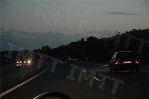 A perda de informação visual que se verifica durante a noite dificulta os processos de percepção e de tomada de decisão ao volante.