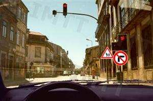 Perante a sinalização luminosa: