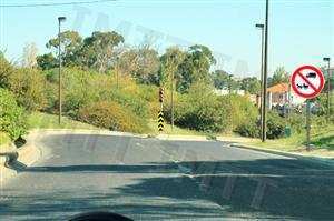 O sinal de proibição impede a circulação a: