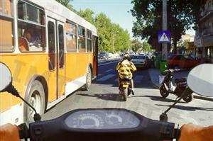 Nesta situação o condutor do ciclomotor pode ultrapassar o autocarro pela direita?