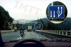 Perante este sinal fico a saber que a faixa de rodagem em que circulo tem: