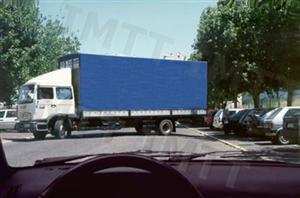 Nesta situação, logo que exista espaço à retaguarda do veículo pesado, o que devo fazer?