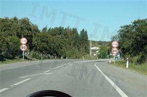 Face à sinalização da via, devo saber que: