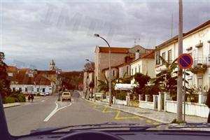 Pretendo parar neste local, para largar um passageiro. Posso fazê-lo sobre a linha em ziguezague?