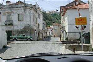 Os veículos em missão urgente de socorro que pretendam sair duma passagem de nível, com guarda, devem: