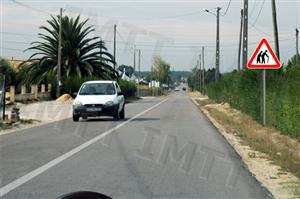 Face ao perigo anunciado pelo sinal vertical, no local em que me encontro devo circular: