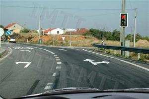 Os veículos que transitem na via da esquerda devem: