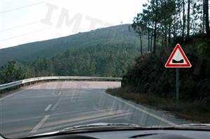 O sinal indica aproximação de: