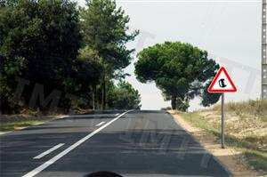 O sinal vertical indica aos condutores a proximidade de um troço de via: