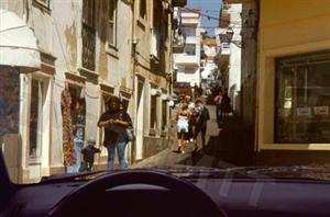 Nesta situação, se pretender seguir em frente em segurança, devo: