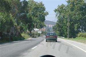 Regra geral a ultrapassagem deve efectuar-se pelo lado esquerdo. Concorda?