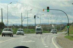 Tendo em atenção a sinalização desta via pública, posso mudar de direcção à esquerda no próximo cruzamento?