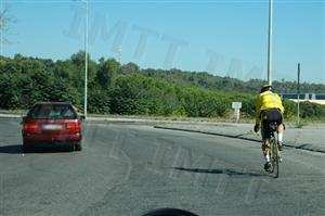 Ao circular numa rotunda o condutor de um velocípede deve ceder a passagem: