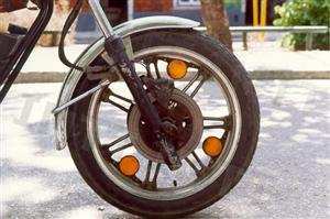 Nos ciclomotores, os pneus de origem devem ser substituídos por outros mais largos.