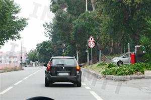 Que manobra pretende realizar o condutor que circula à minha frente?