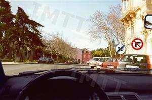 Nesta situação, se mudar de direcção à direita no próximo entroncamento, incorro numa: