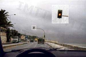 Os sinais luminosos têm o objectivo de regular o trânsito.
