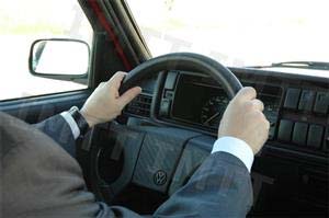 Considera que este condutor tem as mãos correctamente colocadas no volante?