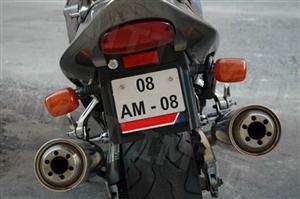 Os motociclos devem possuir luzes de nevoeiro à retaguarda?
