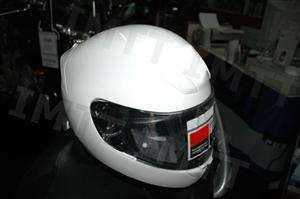 Durante a condução de um motociclo, quanto mais leve for o capacete: