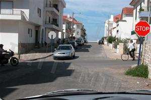 Qual é a ordem de passagem correcta, nesta intersecção?