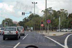 Na via de trânsito onde circulo e quando a sinalização luminosa me permitir avançar, posso mudar de direcção à esquerda?