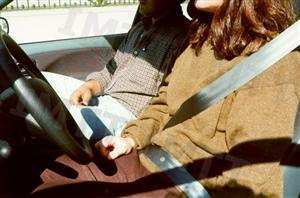 Se o passageiro transportado no banco da frente não utilizar o cinto de segurança, a responsabilidade é, por regra: