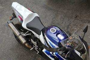 Um condutor de motociclo está dispensado do uso de capacete dentro das localidades.