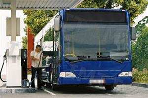 Em determinados sistemas de direcção assistida, a paragem do motor implica que a direcção fique: