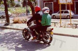 Nos ciclomotores, a utilização do capacete de protecção só é obrigatória para o condutor e passageiros com idade superior a 12 anos.