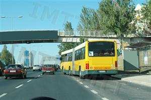 Estou obrigado a ceder a passagem aos veículos de transporte colectivo de passageiros que retomam a sua marcha à saída dos respectivos locais de paragem?